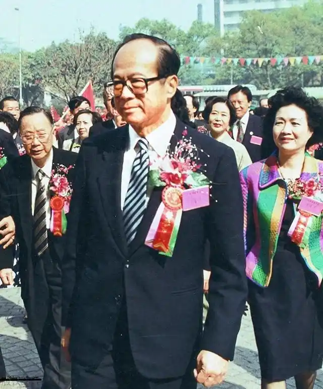 李嘉诚战略转移分析_李嘉诚的全球商业战略与实践_李嘉诚经营策略