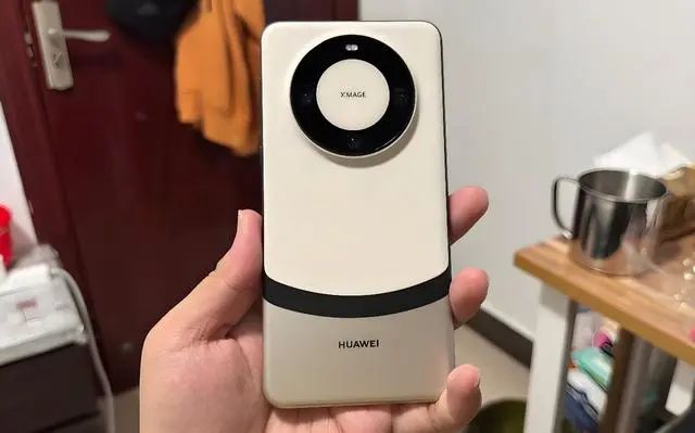 华为 Mate60 Pro + 评测：卓越性能与丹青弧设计的完美结合
