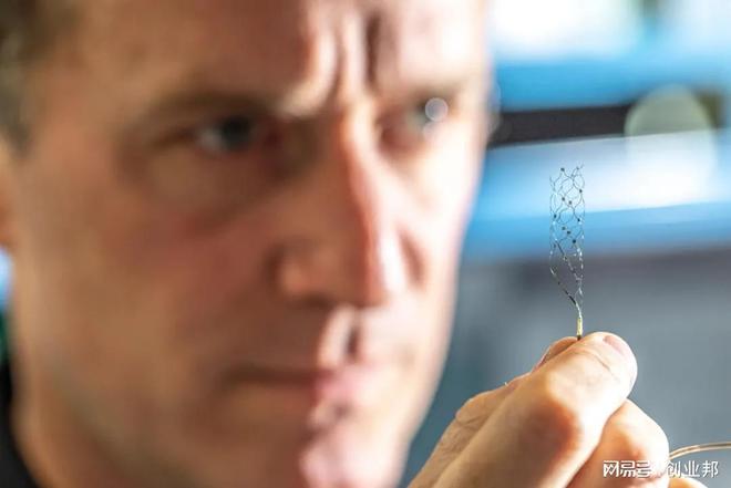 植入人脑_马斯克脑植入芯片_通过脑机接口实现医疗突破：马斯克宣布2025年Neuralink的植入计划