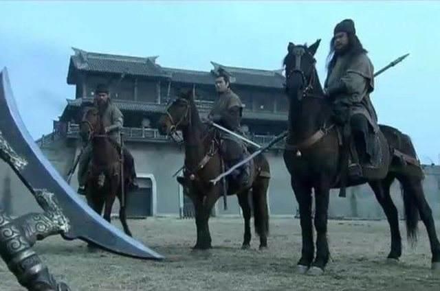 刘备、关羽和张飞三个人和吕布交战才能打平手？其实两人就能秒他