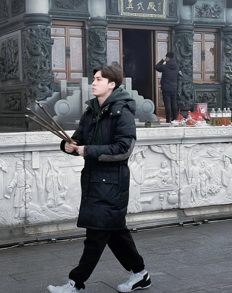 李易峰参与慈善活动，传递正能量_李易峰慈善事业_李易峰公益