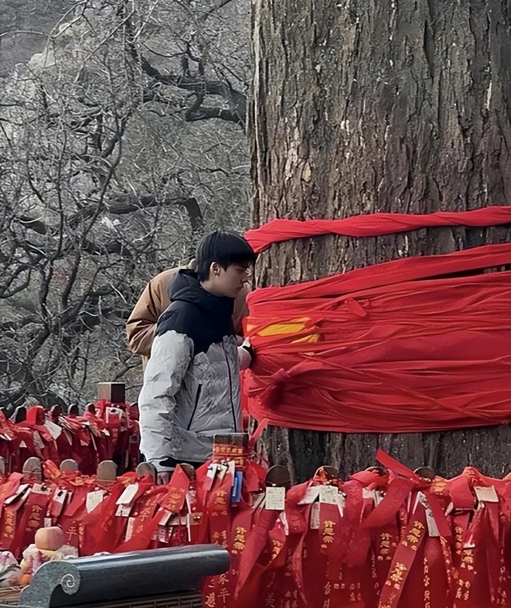 李易峰参与慈善活动，传递正能量_李易峰公益_李易峰慈善事业