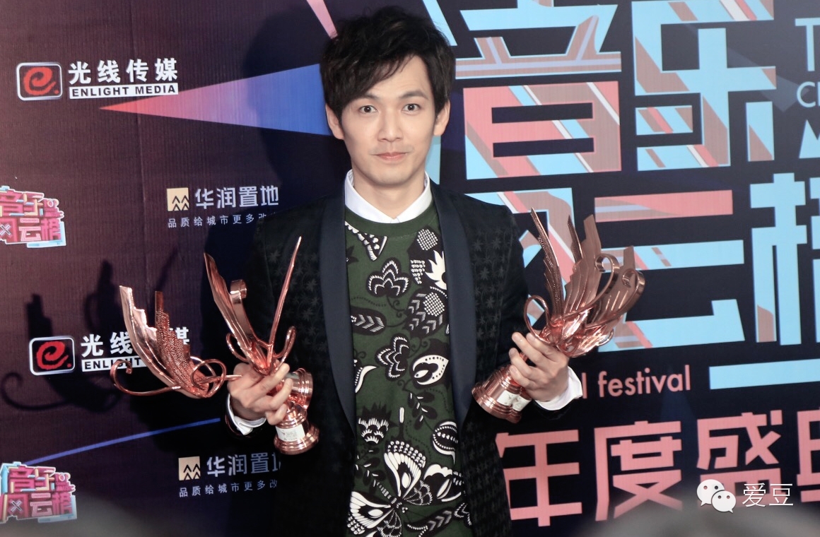 华晨宇颁奖典礼获奖，见证实力与努力_华晨宇颁奖礼表演视频_华晨宇颁奖照片